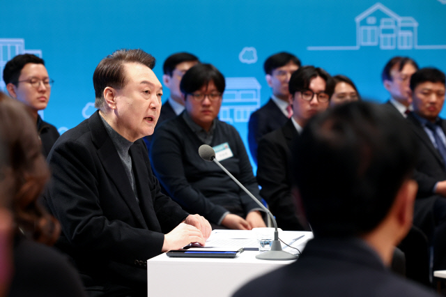 윤석열 대통령이 10일 경기 고양시 일산동구 고양아람누리에서 '국민이 바라는 주택'을 주제로 열린 국민과 함께하는 민생토론회에서 발언하고 있다. 사진 연합뉴스.